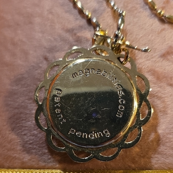 Vintage Magnabilities Gold Daisy Pendant Necklace - Picture 3 of 4